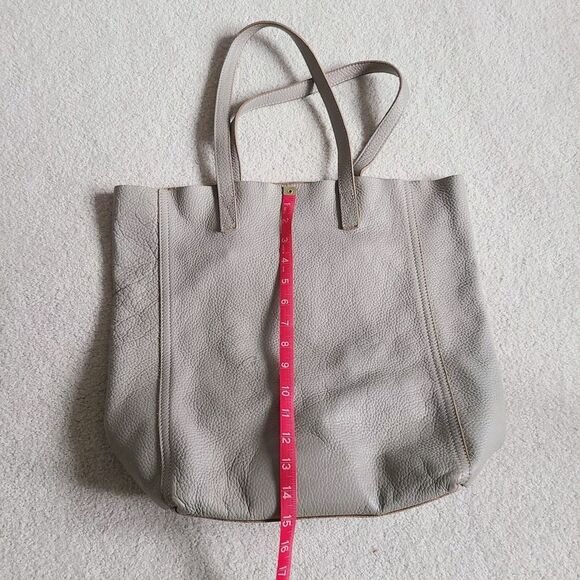 Cuyana Classic Unstructured Leather Pebbled Tote Purse Taupe Minimalist Everyday - Picture 10 of 12